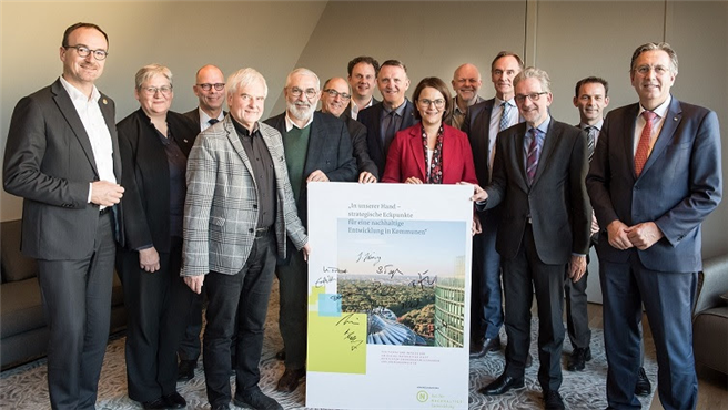 Oberbürgermeisterinnen und Oberbürgermeister aus dem Dialog 'Nachhaltige Stadt' beim Treffen in Berlin. Foto: RNE © Ralf Rühmeier