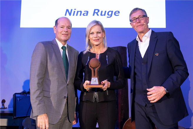 Auszeichnung von Nina Ruge als 'GREEN BRANDS Germany'-Persönlichkeit 2019. V.li.: Norbert Lux, CEO GREEN BRANDS, Nina Ruge, Fritz Lietsch, Chefredakteur forum Nachhaltig Wirtschaften und Laudator. Foto: Chris Christes.