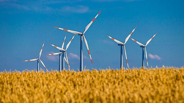 Ein pauschaler Mindestabstand von 1000 Meter von Windkraftanlagen zu Wohngebäuden würde den weiteren Ausbau von Windenergie praktisch komplett zum Erliegen bringen. © Al3xanderD, pixabay.com
