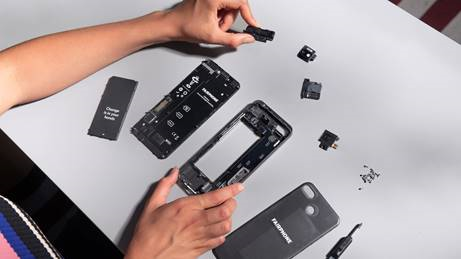 Längere Lebensdauer: Das Smartphone 3 kann mit dem beiliegenden Schraubenzieher kostengünstig selbst gewartet und repariert werden. Fairphone | CC BY-NC-SA 