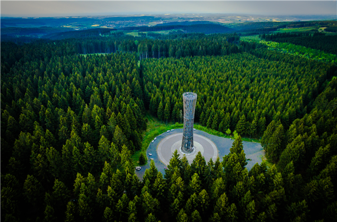 Lörmecketurm: Auf dem höchsten Punkt des Naturparks Arnsberger Wald. auf 580 Meter über NN, steht der Lörmecketurm, ein beliebtes Ausflugsziel in der Stadt Warstein. © Stadt Warstein
