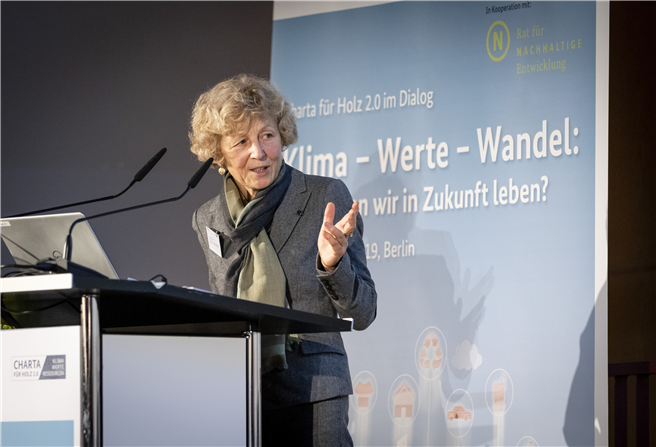 Dr. Eva-Ursula Müller, Abteilungsleiterin Wald, Nachhaltigkeit und Nachwachsende Rohstoffe im BMEL, sieht die Reihe Charta für Holz im Dialog als wichtigen Baustein für Austausch und Vernetzung zwischen Wirtschaft, Politik und Verbraucherseite. © BMEL/FNR/photothek