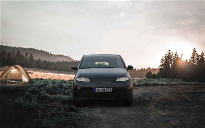 Der Sion ist das erste Serienfahrzeug, das Solar-Integration, Mobilitätsdienste und eine bidirektionale Ladefunktion in einem Fahrzeug bündelt. © Sono Motors GmbH