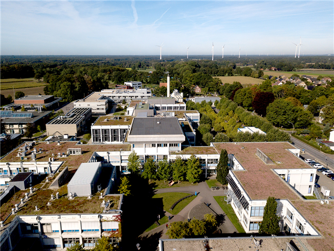 Es grünt so grün auf dem Steinfurter Campus der FH Münster: Wo es möglich ist, hat das Gebäudemanagement begrünte Dächer anlegen lassen. © FH Münster/Jens Peters)