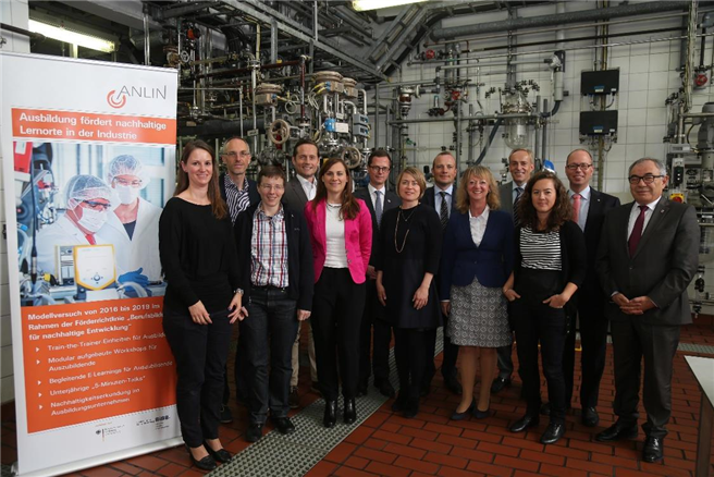 Der hessische Regionalbeirat des Projektes ANLIN v.l.n.r.: Marny Schröder (Provadis), Dr. Frank-Peter Hopp (PES), Dr. Eva Kaufmann (PES), Roger Jung (Sanofi), Yvonne Schneider (Clariant), Daniel Schubert (HessenChemie), Eva Bergauer (IHK), Martin Kersten (Habich’s Söhne), Heike Blaum (VCI), Stefan Ehrhard (Provadis), Marlene Haas (IHK), Dr. Karsten Rudolf (Provadis), Osman Ulusoy (IG BCE). © 2020 Provadis Partner für Bildung und Beratung GmbH © Provadis