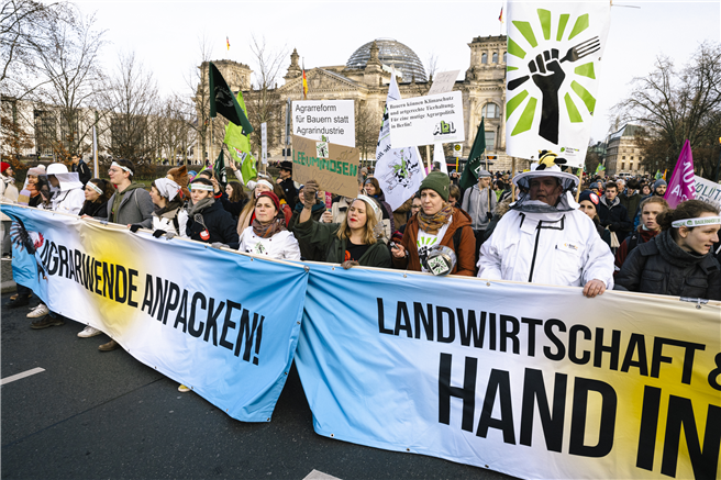 In den letzten zehn Jahren sind - trotz teils klirrender Kälte - zum Auftakt der Grünen Woche insgesamt mehr als 250.000 Menschen für Bauernhöfe und eine klimagerechte Landwirtschaft auf die Straße gegangen. © Fabian Melber, www.wir-haben-es-satt.de