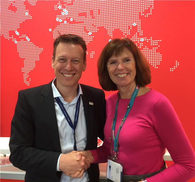 Prof. Dr. Harald Zeiss und Dorothea Hohn besiegeln die Zusammenarbeit von Futouris und Global Communicationexperts. © Dorothea Hohn, Global Communication Experts
