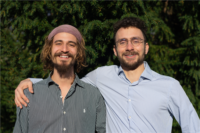 Die Studenten Stefan Scharfe (links) und Lukas Steingässer (rechts) pflanzen den ersten Tiny Forest Deutschlands. © HNEE/ Eduard Fischer