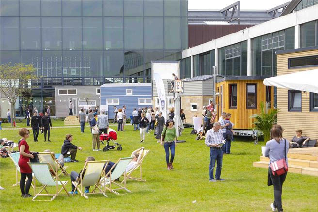 Das Atrium des Messegeländes dient als Ausstellungsfläche und bietet die optimale Festivalstimmung. Foto: Messe Karlsruhe/Jürgen Rösner