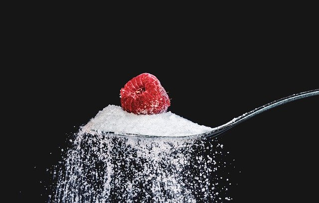 Wer Zucker reduzieren möchte, nimmt am besten weniger zuckerhaltige Lebensmittel zu sich. © Myriams-Fotos, pixabay.com