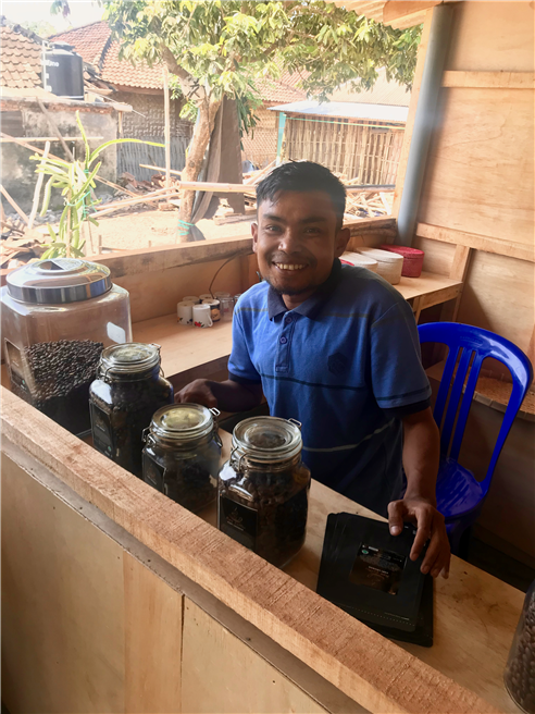 Sopian in seinem Coffee Shop © Global Micro Initiative e.V.