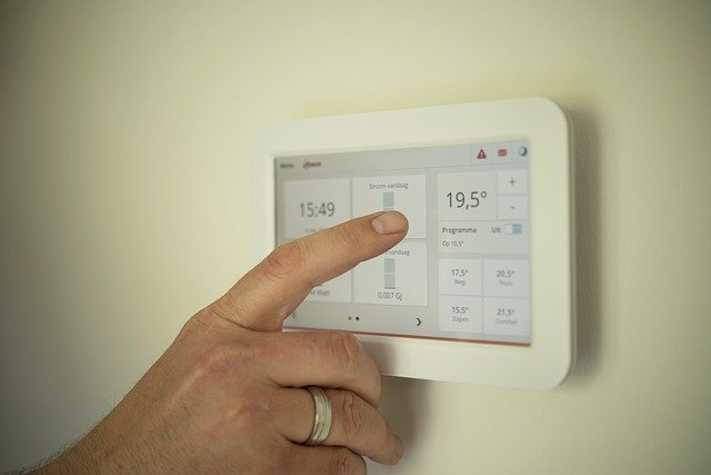 Smarte Thermostate sind meist über Funk mit einer zentralen Steuerungseinheit verbunden und lassen sich über eine Smartphone-App bedienen. © Skitterphoto, pixabay.com