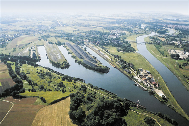 Der Hafen von Kozle. Das Bild zeigt die Mündung des Gliwice-Kanals, die in der Uferlinie verschwindet. Rechts hinter der Schleuse der Ziege an der Oder. © Jaroslav Kubec