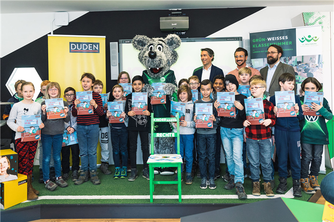 Das Weltenfänger-Heft wurde am 07.03.2020 im Grün-Weißen Klassenzimmer, dem außerschulischen Lernort des VfL Wolfsburg, Schülern der Grundschule Fallersleben vorgestellt. Neben Maskottchen Wölfi: Michael Meeske (VfL Wolfsburg), Manuel Baldan (memo AG), Christopher Bünte (Dudenverlag). © memo AG