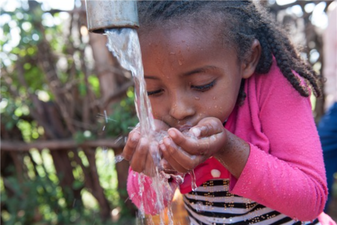 Zugang zu sauberem Trinkwasser – alles andere als selbstverständlich in Äthiopien. Durchfallerkrankungen, meist verursacht durch verunreinigtes Wasser, sind noch immer die häufigste Todesursache für Kinder unter fünf Jahren. Jährlich sterben mehr als 70.000 Mädchen und Jungen daran. © Rainer Kwiotek