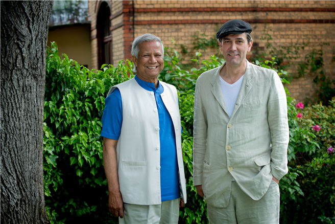 Prof. Yunus und Hans Reitz sind unermüdlich. Angesichts der Corona Pandemie fordert der Nobelpreisträger 'No going back!'. Mehr zu Ihrer Kampagne 'Keinen Schritt zurück' finden Sie in forum Nachhaltig Wirtschaften 2/2020 © Silv Malkmus 