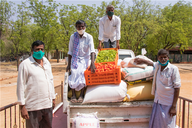 Andhra Pradesh ist eine Projektregion der Vicente Ferrer Stiftung im Südosten Indiens, in der die meisten Menschen in großer Armut leben. Hier ist die Hilfsbereitschaft untereinander überwältigend: Bereits seit Wochen spenden viele Kleinbauern ganze Teile ihrer Ernteerträge. © RDT
