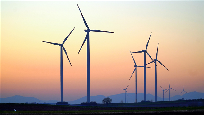 Die Wind- und Solarbranche war in den vergangenen Jahren ein Treiber für nachhaltige Arbeitsplätze. © matthiasboeckel, pixabay