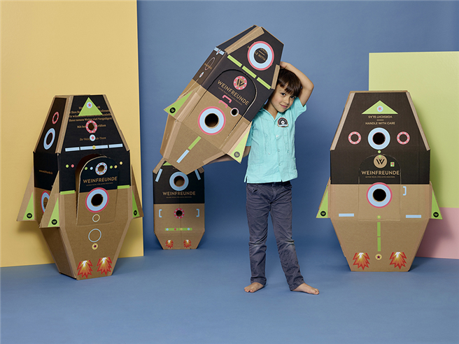Mit dem Set 'Weltraumfreunde' lassen sich die Versandkartons in Raketen verwandeln. © Dieter Brasch