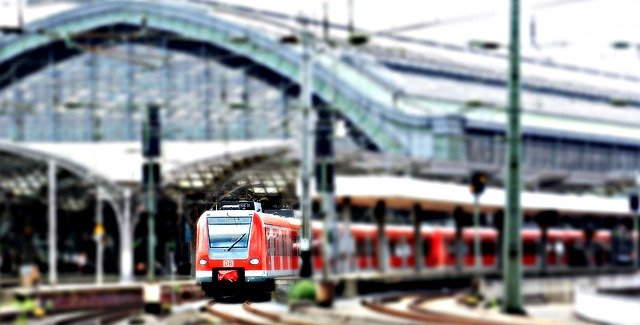 Elektro-Loks könnten künftig klimaschonend zwischen Berlin und Stettin, Nürnberg/München und Prag oder zwischen Dresden und Breslau fahren. © pixel2013, pixabay.com