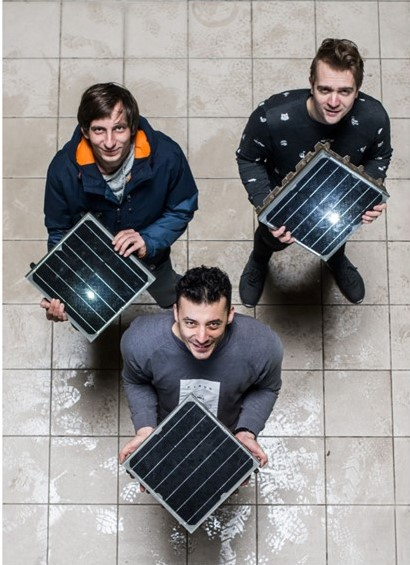 Nach vielen Jahren Forschung gewinnen drei Ingenieure nun Energie aus Solarzellen, die in den Boden eingelassen sind. © Platio Solar Paver