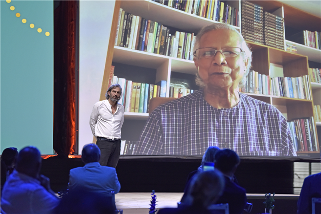 Der Friedensnobelpreisträger Muhammad Yunus (hier digital aus Dhaka zugeschaltet) startet anlässlich seines 80. Geburtstages den weltweiten Aufruf, den COVID-19 Impfstoff zum öffentlichen Gut des Gemeinwohls zu erklären. © Grameen Creative Lab