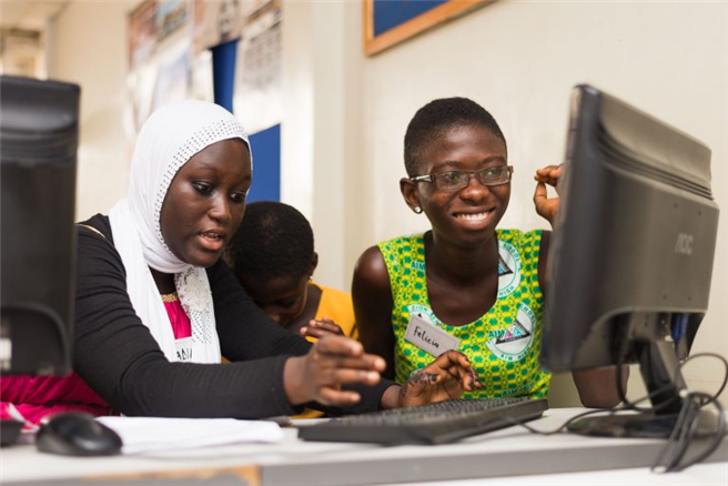 Im Rahmen des Projekts 'eskills4girls' werden die digitalen Fähigkeiten von Mädchen und Frauen gefördert. © PSED / GIZ 