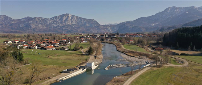 Vom neuen Wasserkraftwerk in der Loisach ist lediglich ein kleines Technikhäuschen zu sehen. Die Turbinen verstecken sich in Schächten vor der alten Rampe. © Frank Becht / TUM