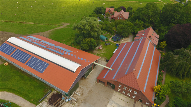 Der Ommenhof in Ostfriesland produziert mit Stromspeicher und Photovoltaik über 70 Prozent seines Stromes aus Sonne. © Powertrust