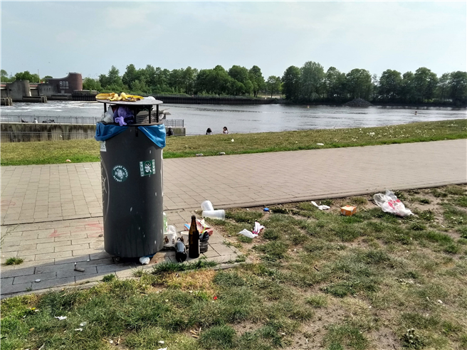 Einwegverpackungen: Vom Mülleimer direkt ins Wasser - so wie hier an der Weser. © BUND/D. Seeger