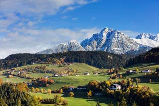 Derlei Aussichten sind auf dem Südtiroler Keschtnweg mehr Regel als Ausnahme. Zahlreiche 'Roter Hahn'-Urlaubsbauernhöfe und -Schankbetriebe liegen nahe dem beschilderten Pfad. © 'Roter Hahn'/Frieder Blickle