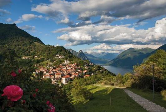 Wie gemalt schmiegt sich das Künstlerdorf Brè in den gleichnamigen Hausberg von Lugano im Tessin/Schweiz, wo die dreitägige Lugano Trekking Tour beginnt. © Lugano Region