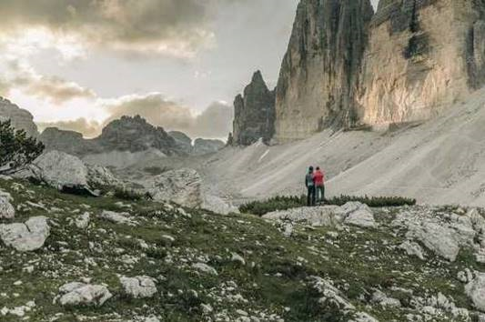 Die Drei Zinnen gehören zu den vielen Höhepunkten des 'Dolomitenhöhenweg Nr. 4', der direkt ab dem Naturhotel Leitlhof in Innichen/Südtirol startet. © Bureau Rabensteiner