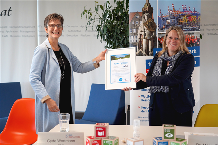 Abat_Zertifikatsuebergabe1: Gyde Wortmann und Dr. Maike Schaefer mit dem Klimazertifikat. © abat AG