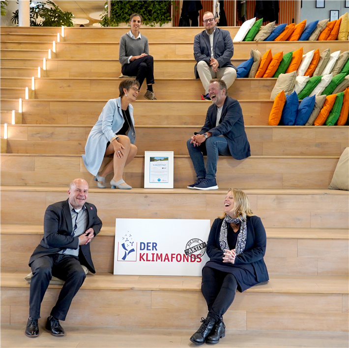 Beste Laune bei allen Beteiligten: Johanna von Grigorcea, Nils Giesen, Gyde Wortmann, Hinrich Meisterknecht (abat), Martin Schulze (Umwelt Unternehmen) und Senatorin Dr. Maike Schaefer © abat AG 