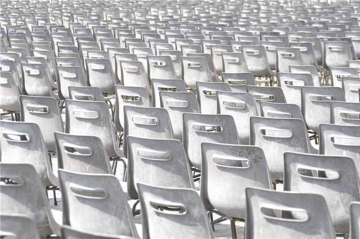 Bühnenauftritte sind seit Monaten nicht möglich, alle Stühlen bleiben leer. © Susanne Dicke, pixabay.com