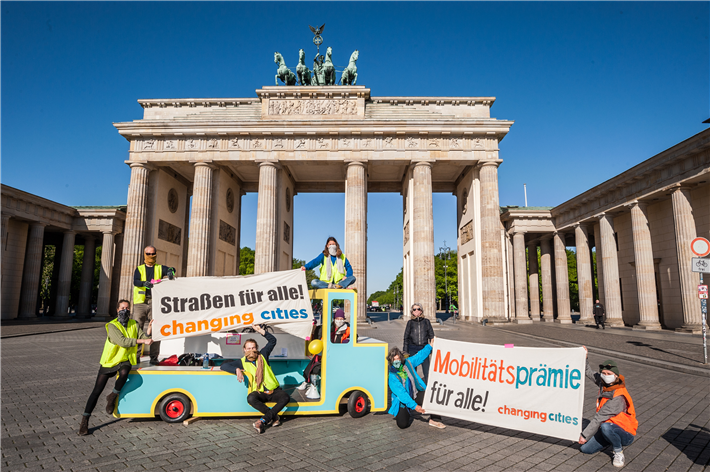 Aktion von Changing Cities e.V. mit dem 'Raumwunder' zum Autogipfel © Changing Cities e.V.