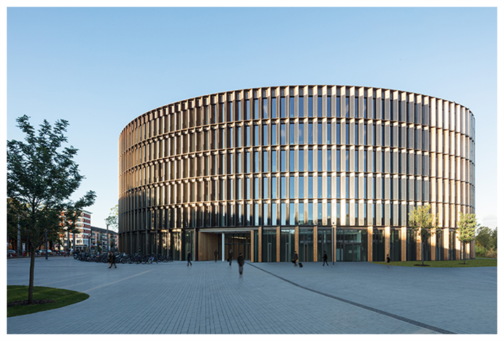 Die Stadt Freiburg erhält in der Kategorie Solare Architektur und Stadtentwicklung den Deutschen Solarpreis 2020 für das 'Rathaus im Stühlinger', das europaweit größte öffentliche Netto-Nullenergie-Gebäude. © Stadt Freiburg