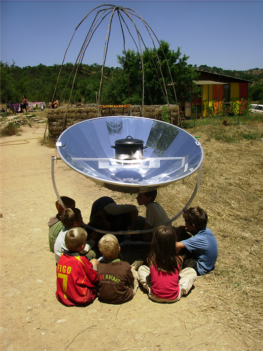 Solares Kochen ist ein Unterrichtsfache in der Schule von Tamera. © Tamera
