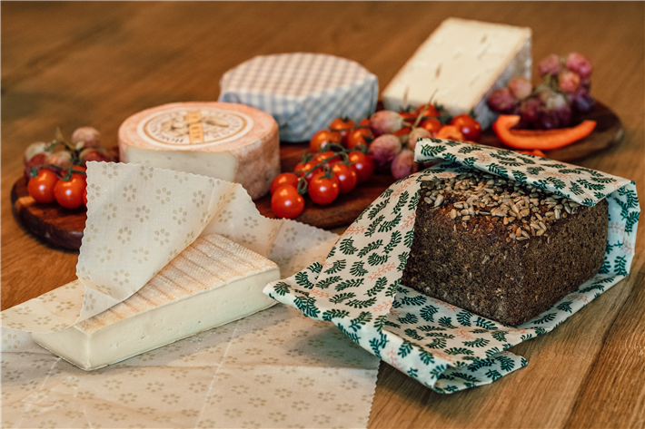 Wenn Sie geschnittenes Obst und Gemüse, Käse oder Brot länger frisch halten, Schüsseln abdecken oder Sandwiches einpacken möchten, ist das Bienenwachstuch die nachhaltige Alternative zur Frischhaltefolie. © Apinima