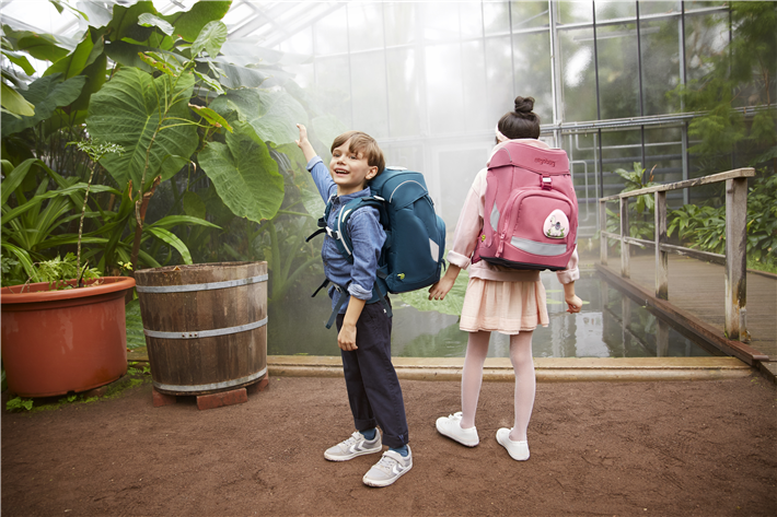 Die ergobag pack Sets 'Lamas in Bärjamas' und 'RobotBär' im reduzierten unifarbenen Skandi-Design sind die ersten Schultaschen überhaupt, bei denen mehr als 90 % der verarbeiteten Stoffe und 30 % der Komponenten bluesign®-approved sind und somit die weltweit strengsten Standards in puncto Chemikalieneinsatz und Ressourceneffizienz erfüllen. © ergobag