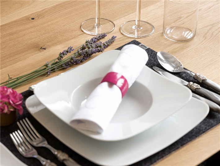 Das Auge isst mit und wir tragen einen Teil dazu bei. Die mafi Tischsets aus natürlichem Filz sind hochwertig und zeitlos. © mafi Naturholzboden GmbH