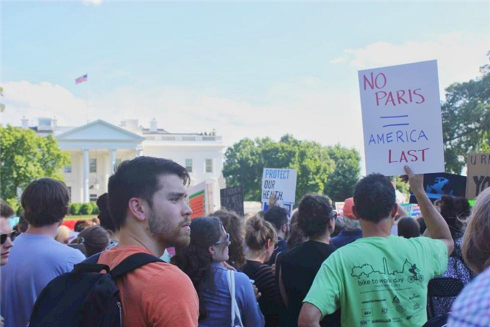 Protest in front of the White House in Washington D.C. © Mackenzie Nelson, CC-BY-SA 4.0
