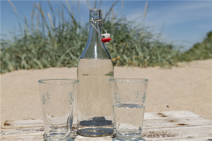 Mehrweg statt Einweg: Deutsche könnten täglich 4,5 Millionen Plastikflaschen vermeiden, wenn nur bei jedem zehnten Getränkekauf die Einwegflasche im Regal bliebe. © plastik-raus.de