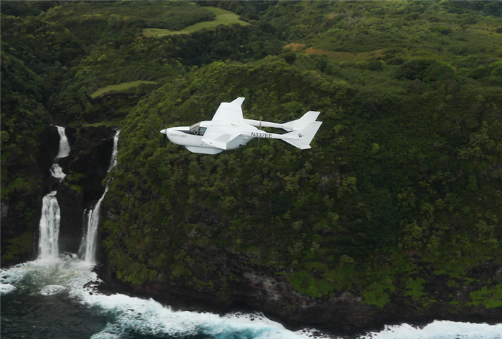 Das elektrische EEL-Flugzeug am 22. November auf einem 20-minütigen Flug von Mauis Flughafen Kahului über die Insel nach Hana und zurück mit einer einzigen Ladung. © Ampaire Inc.