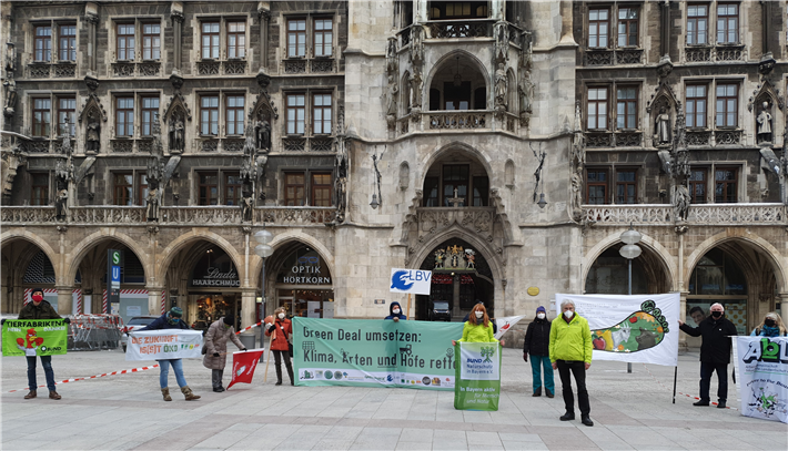Eintreten für eine Agrarwende: Statt Aufruf zur Großdemo wird ein Fußabdruck nach Berlin gesendet. Foto: Aktion am Münchner Marienplatz © Samuel Hendler/BUND Naturschutz
