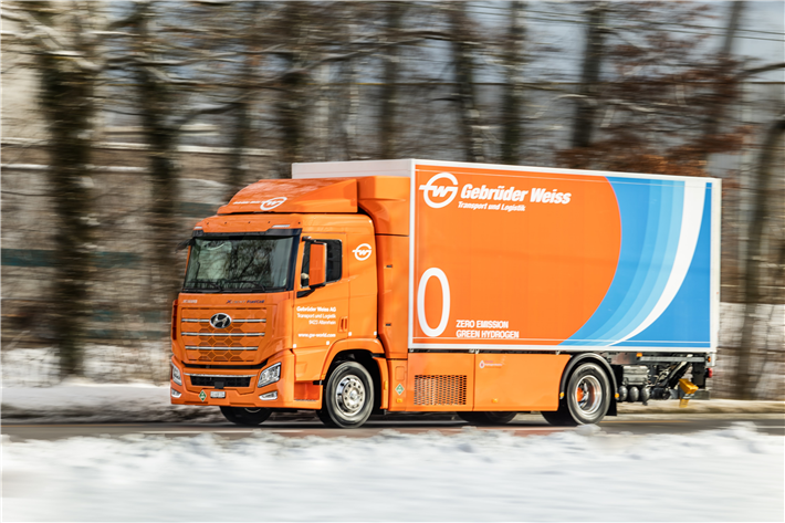 Der Wasserstoff-Lkw ist für den Transport von rund 25 Tonnen Ware ausgelegt ist. Die Reichweite beträgt etwa 600 Kilometer. © Gebrüder Weiss, Stefan Peter