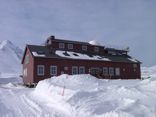 Auch hier forschen Bremer Umweltphysiker: Die NDACC (Network for Detection of Atmospheric Composition Change)-Station in Ny-Aalesund/Spitzbergen. Auf dem Dach ist das FTIR-Spektrometer aufgebaut. © Institut für Umweltphysik