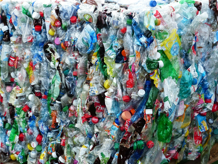 Damit Abfall für die nachfolgende Zerkleinerung korrekt beschrieben wird, muss der Materialstrom in einzelne Objekte unterteilt werden. Künstliche Intelligenz kann da helfen. © Hans, pixabay