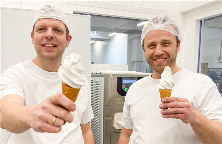 Claus Sørensen (links) hat gemeinsam mit seinem Kollegen Rasmus Mommer ein neues, veganes Softeis für Naturli‘ entwickelt. Das Entwicklerteam hat zwei Jahre an der Rezeptur gearbeitet, bis sie die gewünschte cremige Konsistenz erzielt hatten. © Naturli’ Foods